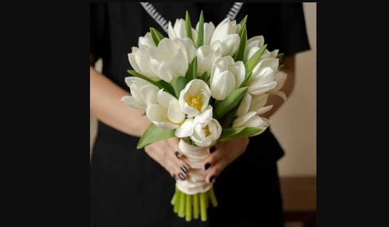 Hoa tulip trắng kết hợp với hoa gì đẹp và ý nghĩa?
